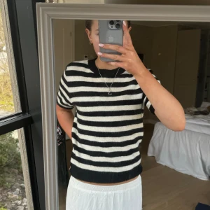 Stickad t shirt  - Använd 1 gång o säljer då jag inte använt den så mycket, inga defekter 