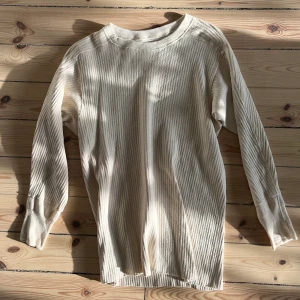 Undertröja militär - En undertröja, ribbad i bomull, eventuellt lite ull i. Vit beige färg. Passar M/L