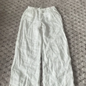 Linnebyxor - Säljer dessa linnebyxor då jag har växt ur dom!🤍 I bra skick! Köpta från HM🛍️