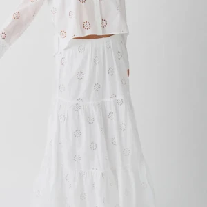 Vit långkjol - Säljer den populära kjolen från gina tricot i storlek XS då den blev lite för liten på mig. 🫶🏼🫶🏼 slutsåld på gina. 