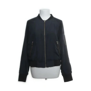 Bomber jacka  - Säljer den här snygga bomber jackan. Köpte den men passade inte mig så säljer den här. Den är verkligen perfekt nu till våren och sommaren💕