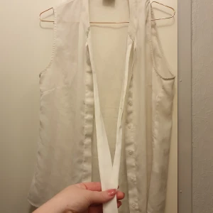 Fin vit sommrig blus från cubus - Storleken är 38 men tycker den är mer som en 36. Superfin och knappt använd🌸