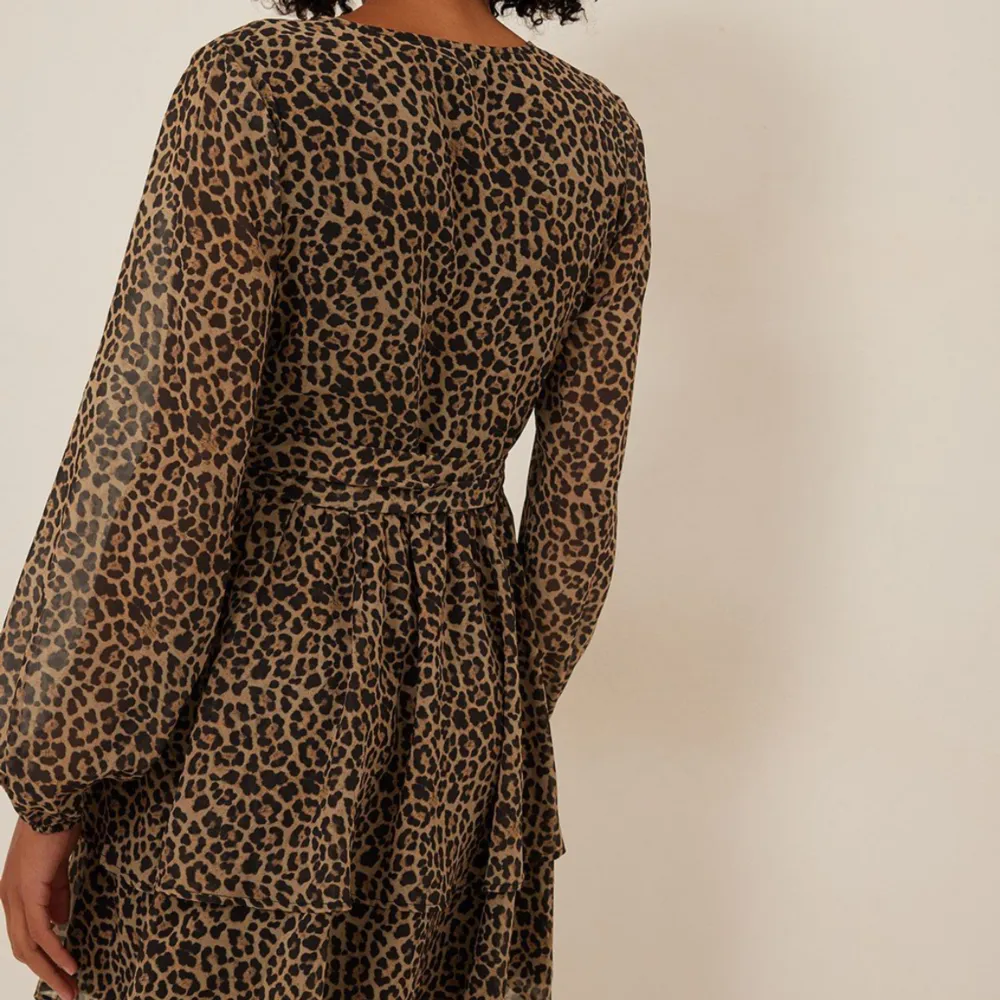 Jättefin oanvänd Leopardklänning från NAKD, perfekt nu till sommaren 🐆  Prislappen är fortfarande kvar och säljer pågrund av att den tyvärr var för liten. . Klänningar.