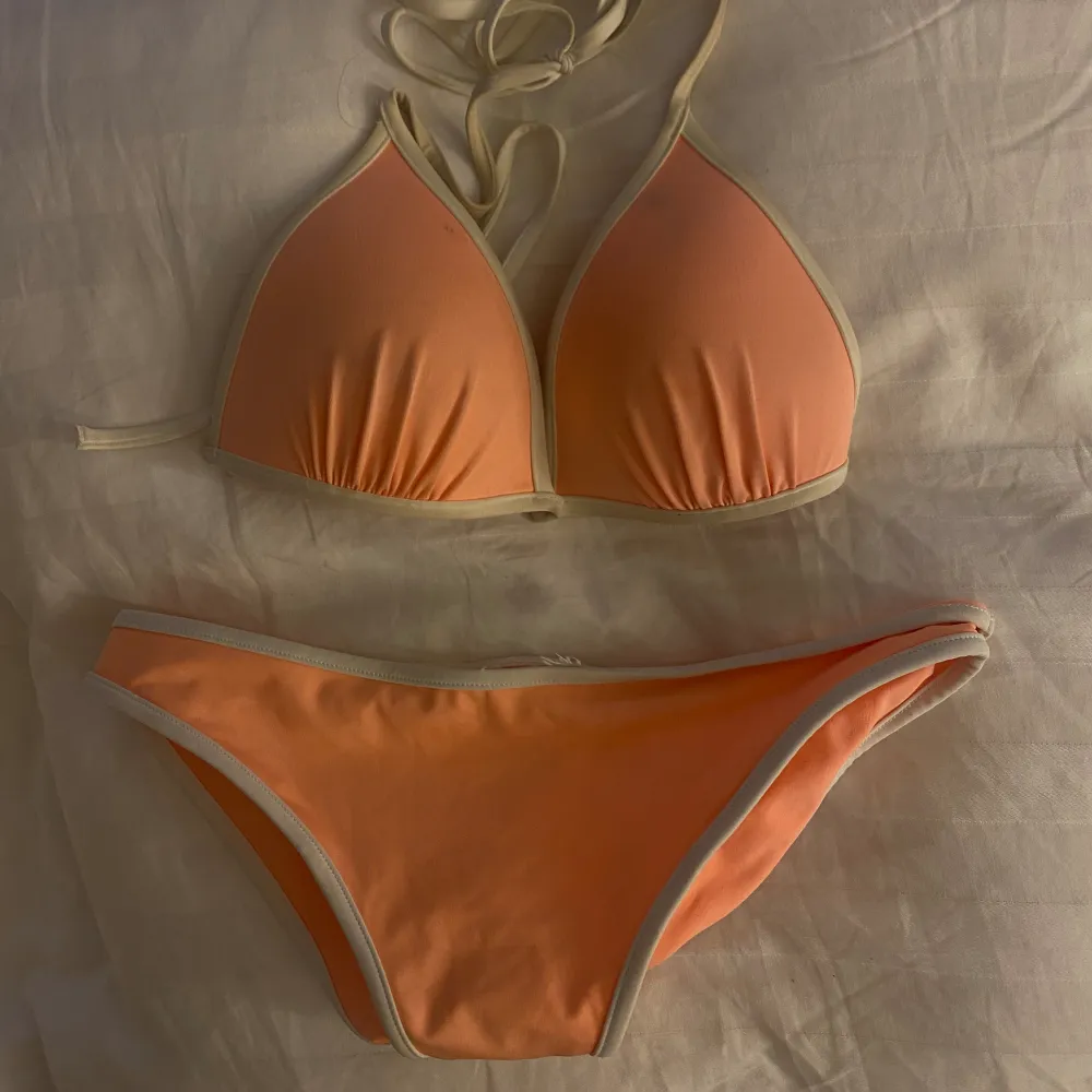 👙säljer min fina orangea bikini från hm👙!! varan är som ny och knappt använd !! Bh:n innehåller små vadderingar (ingen push up). Båda delarna är storlek S, men trosan fungerar även som XS.  svarar snabbt vid frågor !🫶🏼. Toppar.