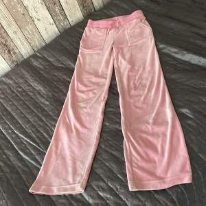 Säljer dessa rosa juicy couture byxorna i storlek xxs då de inte används, fint skick. Säljes för 500kr