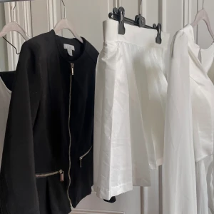 Skräddarsydd Kavaj - Väldigt vacker ”tailored” kavaj med markerad midja. Passar till alla tillfällen och kan kläs upp eller ned. 🖤