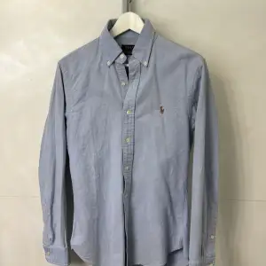 Använd Polo Ralph Lauren Skjorta i storlek S Slim Fit. Sjukt bra skick inte alls använd mycket 10/10 skick. 650 kr 