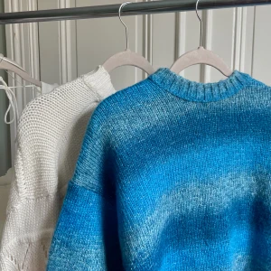 Snygg degradé / ombre blå stickad tröja  - Supersnygg ombre blå stickad tröja, super mysig och skön samt perfekt för de kallare dagarna. Inköpt i Paris under hösten. 🩵