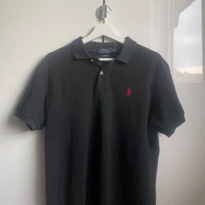 Ralph Lauren Piké  - Ralph Lauren Piké i användt skick, storlek L men passar Medium perfekt. För liten för att vara L. Helt lungt o skriva om du har fler frågor eller något. 