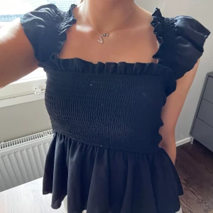 Topp  - Säljer en super fin topp i stolek xs. Helt i nysick. ❤️