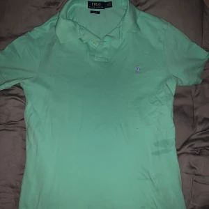 Ralph lauren piké - Mycket fin piké från Ralph lauren. Använd några gånger. Nypris runt 1400 och mitt pris 799. Säljer då den ej kommer till användning. Modellen är skum fit. 
