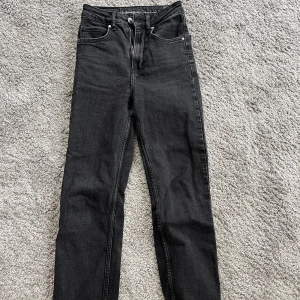 Never denim Jeans, bik bok  - Säljer mina Svarta never denim jeans inköpa från bik bok 🩷 nypris 699:-  Storlek W-24 L-30 Säljer då dom ej går till andvändning  längre🩷 Köparen står för frakt🩷