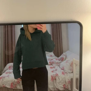 Grön hoodie - Från Zara men köpt här på plick, men den är som ny då den är sparsamt använd 