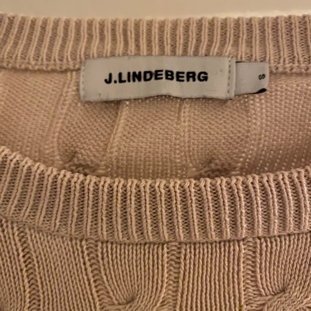 Säljer nu min J.Lindeberg tröja i beige för att den är för liten. Har andvänt den några gånger men skicket är som nytt. Inga defekter eller fel med tröjan!. Tröjor & Koftor.