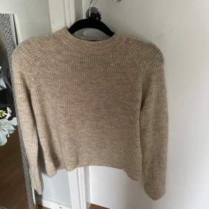 Stickad tröja  - Fin stickad tröja från Pieces, använt fåtal gånger men är som ny storlek xs 