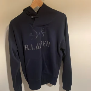 Ralph Lauren Hoodie - Ralph Lauren denim and supply hoodie 9/10 skick Storlek M  Skriv om du har mer frågor 😊 modellen är 180 cm 69 kg
