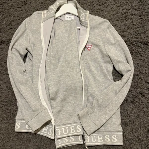 Guess tracksuit - Storlek m