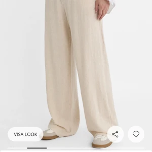 Linnebyxa - Linnebyxa från Stradivarius i beige färg. Väldigt bra skick och använda 2 ggr.  Sitter väldigt bra på!  