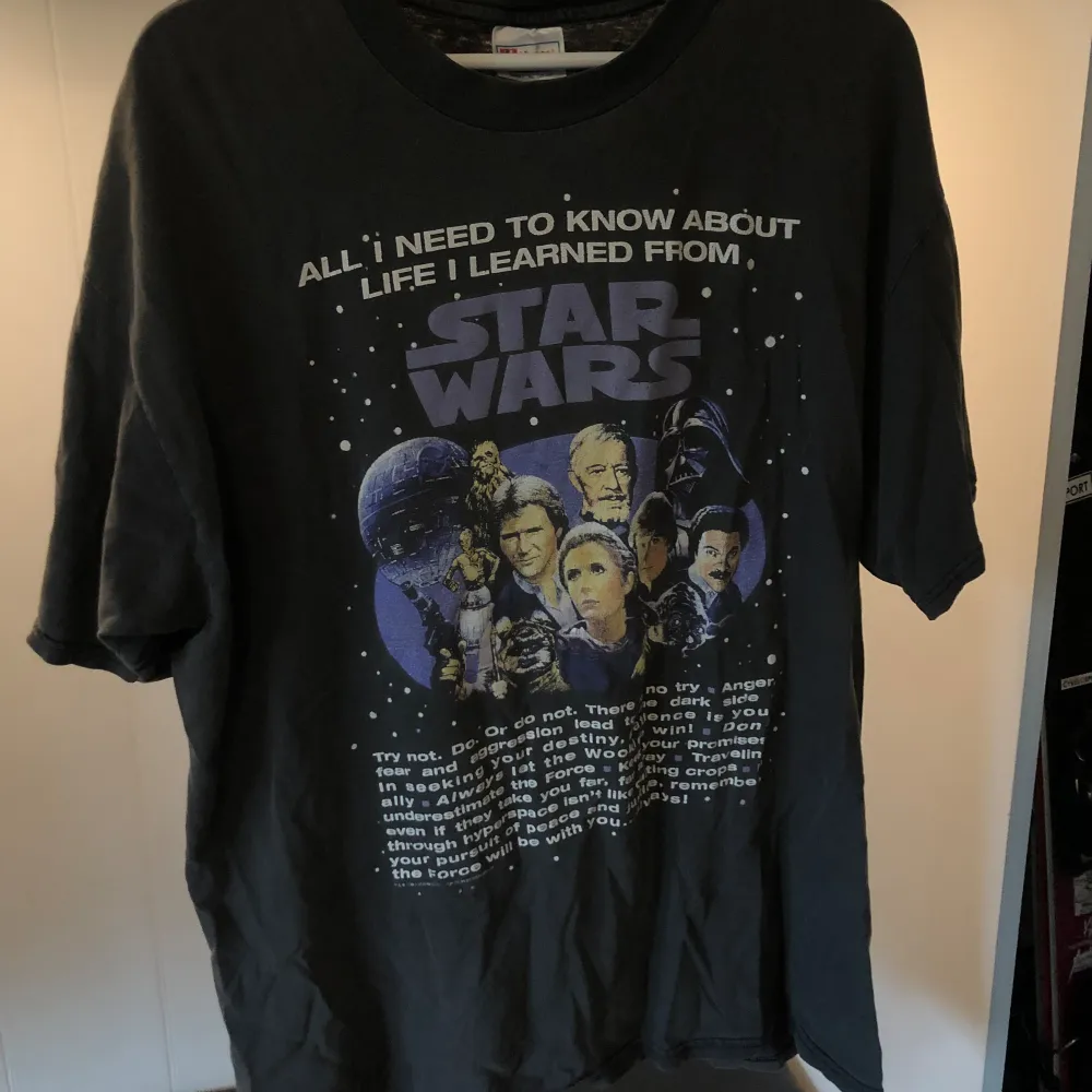 Star wars vintage t-shirt från 1996 Skick: Vintage, inga fläckar, ett par små hål som knappt är synbara Size: XL, passa troligtvis L Färg: washed svart/grå. T-shirts.