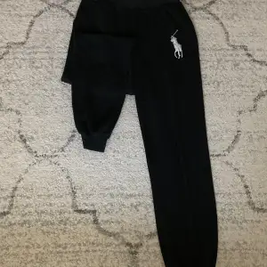 Ralph Lauren mjukisbyxor i svart färg med storlek M. Logo på vänster sida och i bra skick💕