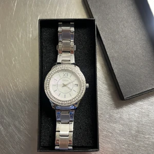 FOSSIL Stella- klocka  - Fossil Stella klocka, fungerar som den ska och är köpt för 1900kr. Helt oanvänd. Säljer eftersom att det inte kommer till användning för just mig💞