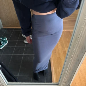 Lång kjol - Säljer denna långkjol från Gina Tricot 🩷 Den är i soft touch material. I befintligt skick!!