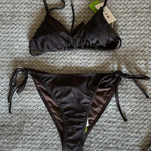 Bikini - Säljer denna helt oanvända och aldrig testade bikinisetet från nakd med lappar och skydd kvar❤️‍🔥❤️‍🔥Bikinitoppen är i storlek S och underdelen M🥰