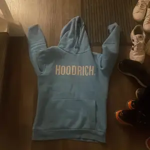 En blå Hoodrich hoodie i storlek M