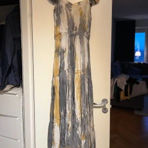 Långklänning - Superfin långklänning med coolt mönster. Stl S. Använd endast 1 gång så i superfin skick! 200+frakt