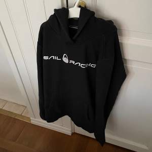 Svart hoodie storlek 170 säljes. Vi har katt.