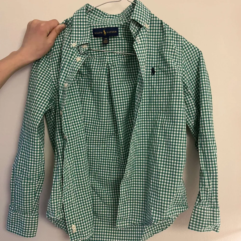Ralph lauren skjorta i grönrutig, nyskick. Storlek 140 och köpes för ca 700kr säljes för 150kr.. Skjortor.