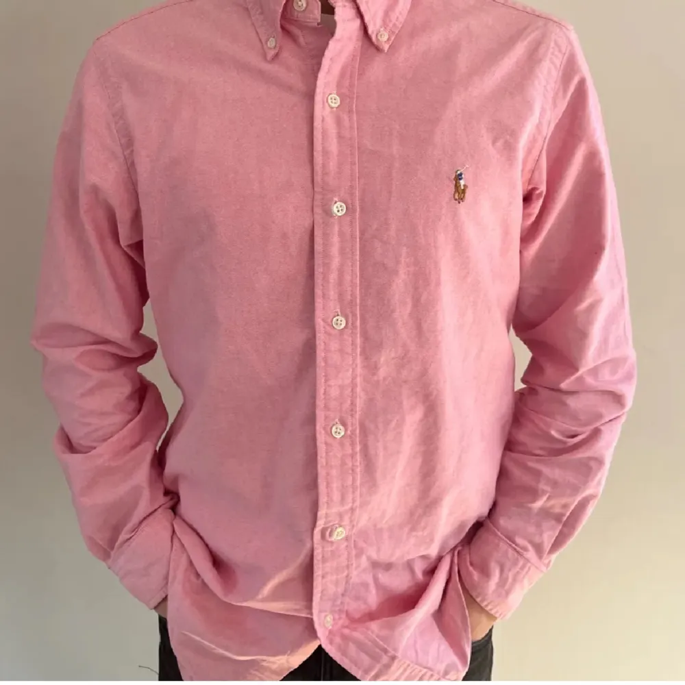 Tja säljer nu denna rosa Ragge skjortan i storlek S men passar M pris 449 inga defekter.. Skjortor.