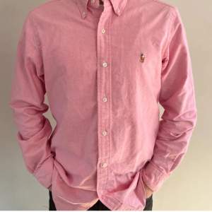 Tja säljer nu denna rosa Ragge skjortan i storlek S men passar M pris 545 inga defekter.