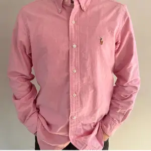 Tja säljer nu denna rosa Ragge skjortan i storlek S men passar M pris 449 inga defekter.