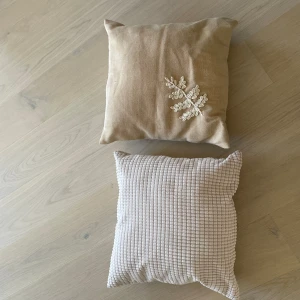 Prydnadkuddar - 40x40cm. Säljs som paketpris 100kr. Annars 60kr styck.  I gott skick. Avtagbara fodral som går att tvätta. Obs! Den beiga kudden med vit brodyr är något solblekt, därav är den lite mer gulaktig i färgen upptill.