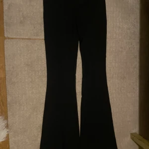 Yogapants Ginatricot  - Jättefina yogapants från ginatricot. Helt oanvända och lappen sitter även kvar. Vanliga yogapants som är bootcut. Jättefina och perfekta vardagsbyxor. Säljer för 200+ frakt. Skicka meddelande vid intresse. 🥰🥰