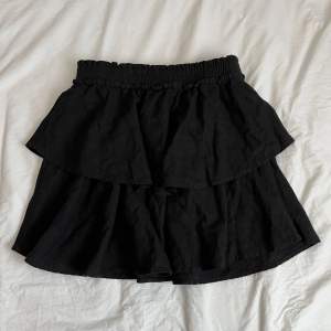 Svart linne kjol från H&M. Storlek S och bra skick 💞