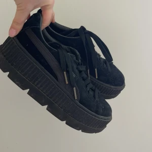 Platform sneakers PUMA - Supersnygga platform sneakers från PUMA. Använda men har mycket kvar att ge. 