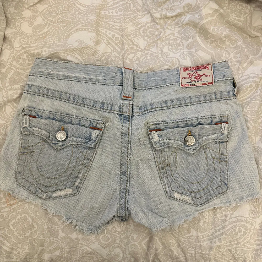 Lågmidjade Jeans shorts från true religion. Storlek 28 (xs/s). Shorts.