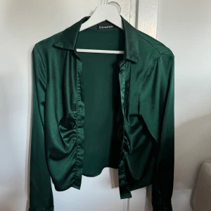 Grön blus - Jätte fin silkesliknande blus/skjorta från märket Giracoo, köpt vintage 🩷 kommer ej till användning, därav säljer jag! Står storlek L men skulle säga att den är en S/M. Passar mig som vanligtvis när S