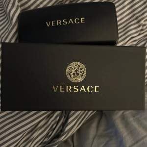 Versace solglasögon ny pris 3000kr bäst pris får dom! Knappt använda dom ligger bara och samlar damm köp nu till sommaren😁