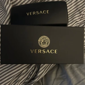 Versace glasögon  - Versace solglasögon ny pris 3000kr bäst pris får dom! Knappt använda dom ligger bara och samlar damm köp nu till sommaren😁