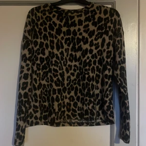 Leopardmönstrad tröja  - Super mysig tröja i leopardmönster🐆Tröjan är från Ginatricot i storlek S💘
