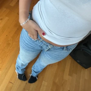 Lågmidjade blå jeans  - Säljer dessa lågmidjade blåa jeans, använda någon enstaka gång.