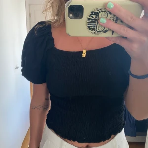 Svart topp - En svart topp från Gina tricot