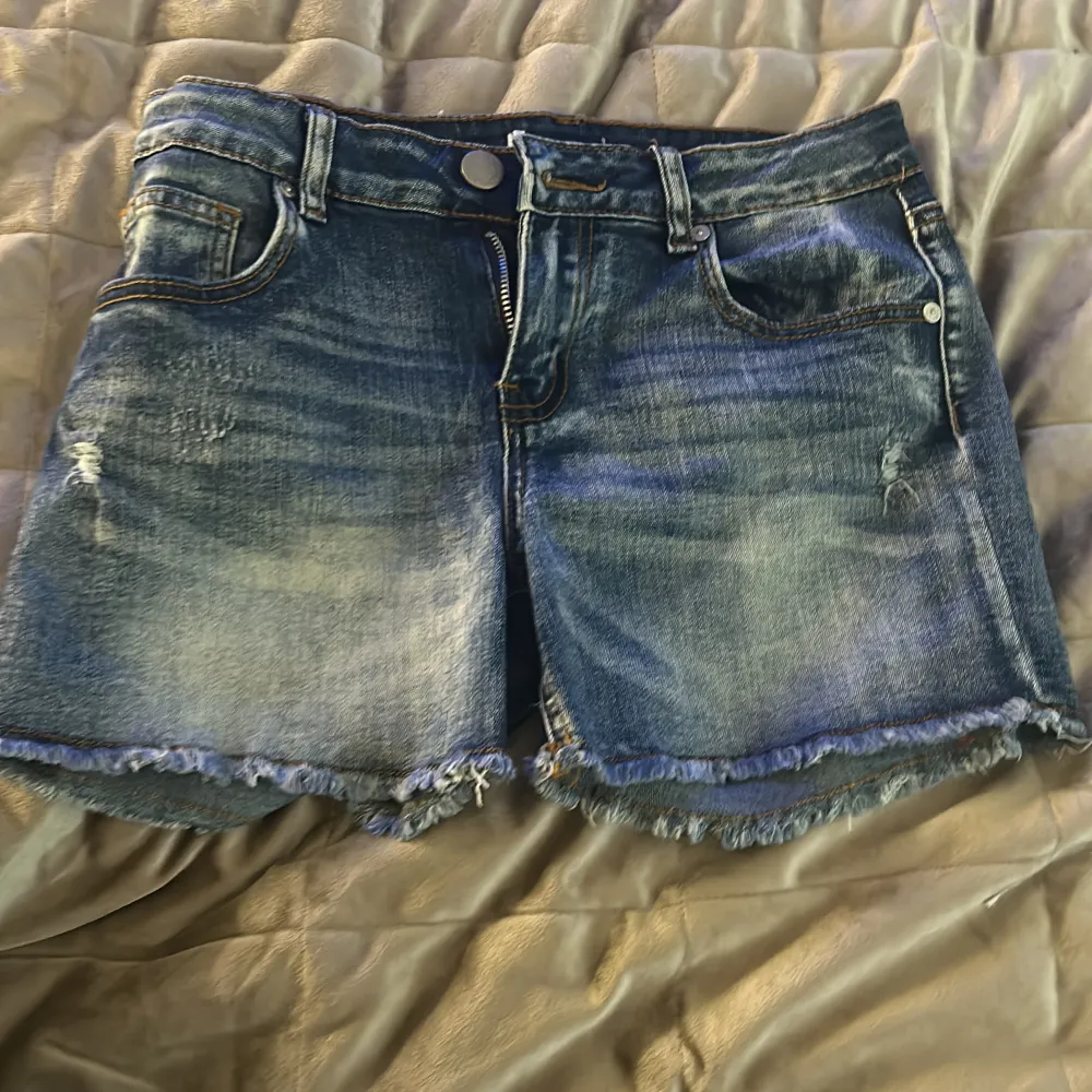 Säljer ett par jeans short i bra skick, vet inte vilken storlek de är då lappen är borta💕. Shorts.