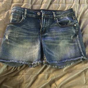 Säljer ett par jeans short i bra skick, vet inte vilken storlek de är då lappen är borta💕