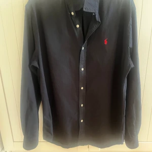 Ralph Lauren skjorta  - Hejsan säljer nu min feta Ralph Lauren skjorta. Skjortan är i princip helt oanvänd och inga tecken på användning perfekt nu till våren/sommaren. Nypris 1600, mitt pris 700, med tanke på att den är nästan aldrig använd☺️. Kan fraktas eller mötas upp.