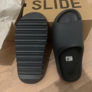 Yeezy Slides  - Helt nya och kvitto finns. Köpta från Adidas hemsida. Kvitto och orderbekräftelse visas vid intresse.  Säljer någon hundring över retail, behöver bli av med dessa snabbt bara.