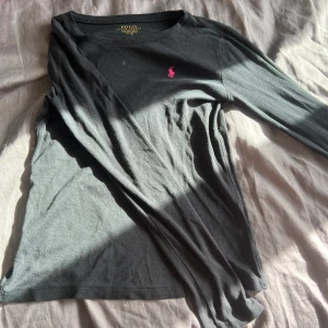 polo ralph lauren tröja - en basic svart långärmad tröja från polo ralph lauren. sitter jätte fint och passar verkligen allt. inga defekter💓